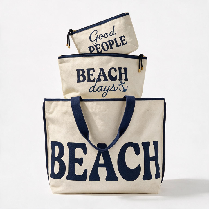 "Beach" baskılı kanvas bez çanta ve üzerinde duran iki baskılı kese