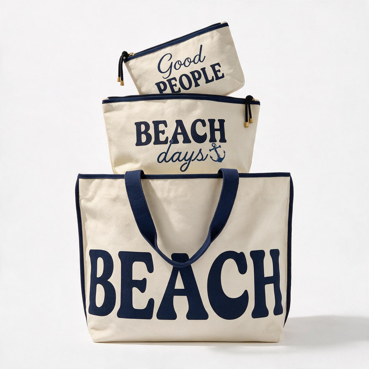 "Beach" baskılı kanvas bez çanta ve üzerinde duran iki baskılı kese