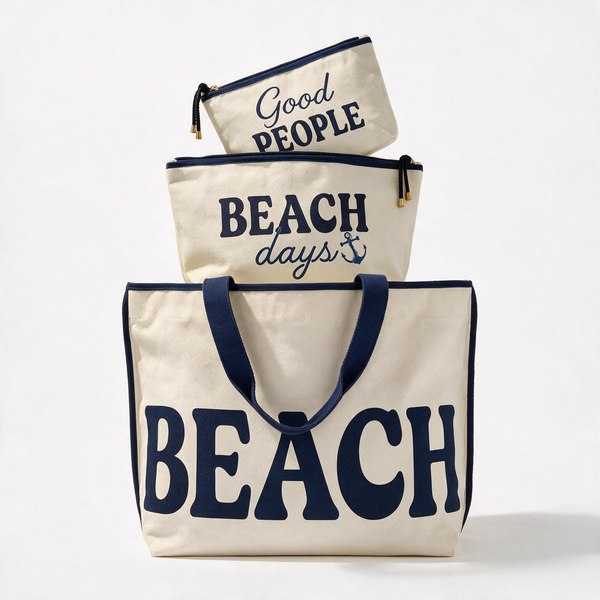 "Beach" baskılı kanvas bez çanta ve üzerinde duran iki baskılı kese