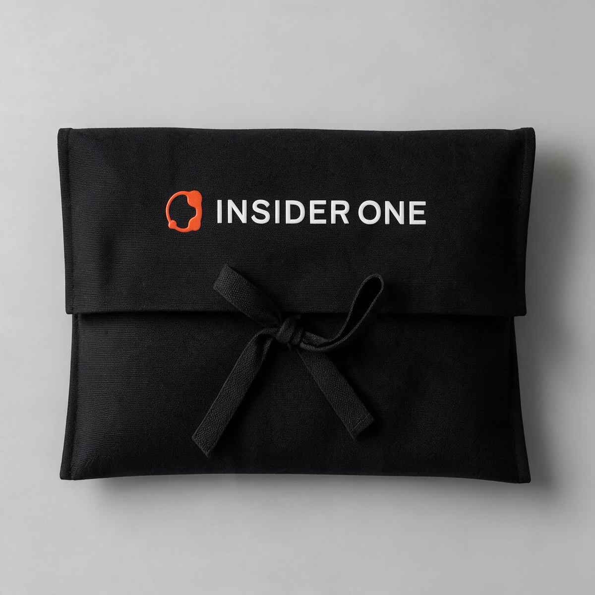 Üzerinde Insider One logosu bulunan, kurdele bağcıklı siyah kumaş kese çanta