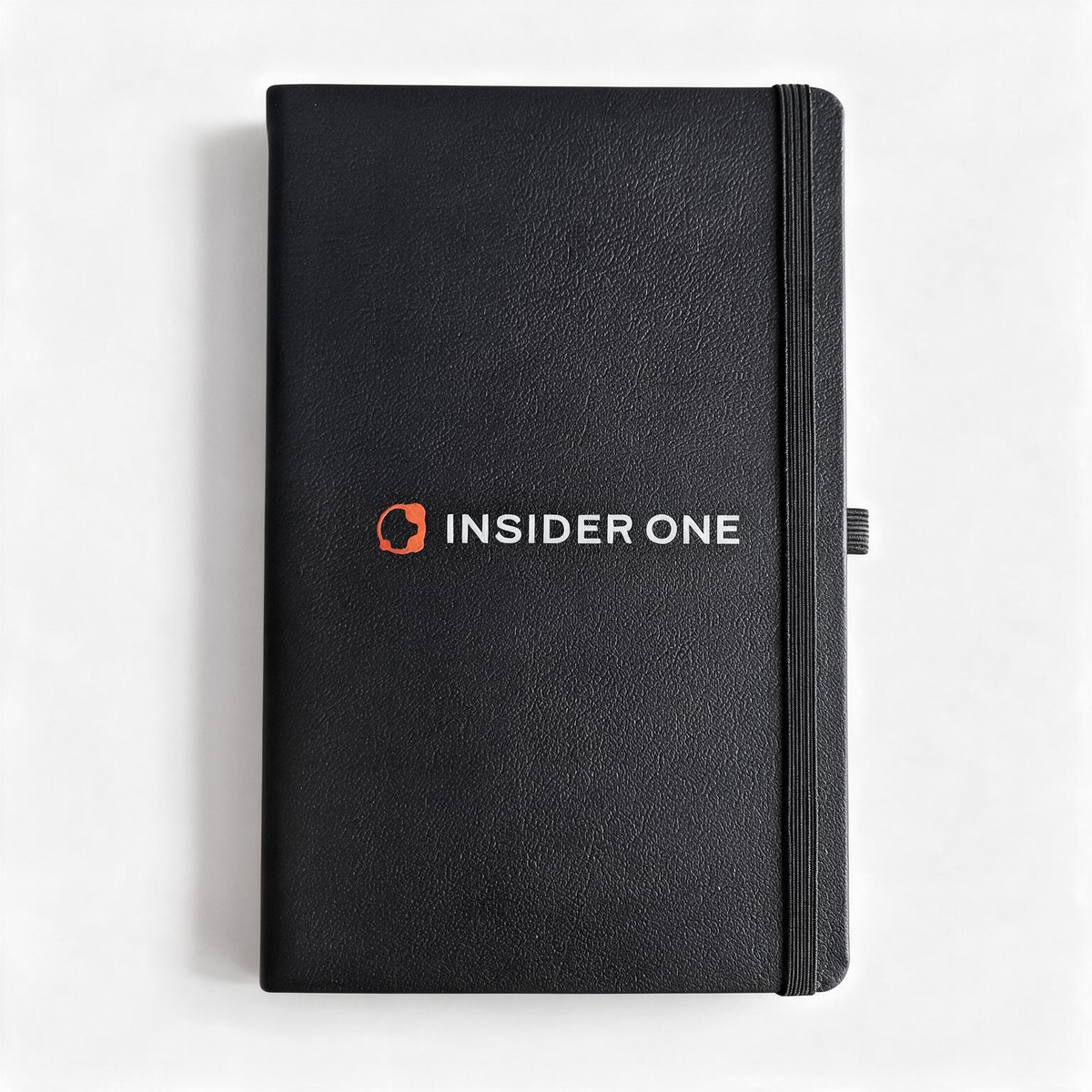 Kapağında Insider One logosu bulunan, lastikli siyah sert kapak defter