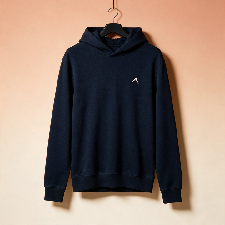 Askıda duran, göğsünde küçük logo bulunan lacivert kapüşonlu kurumsal hoodie, önden görünüm