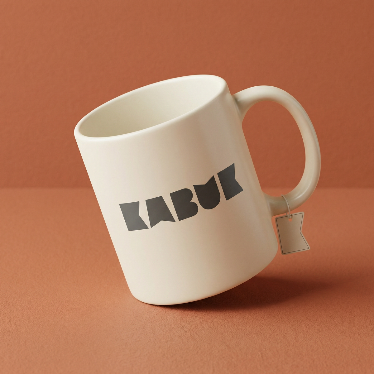 Logo baskılı krem rengi seramik kupa, açılı görünüm