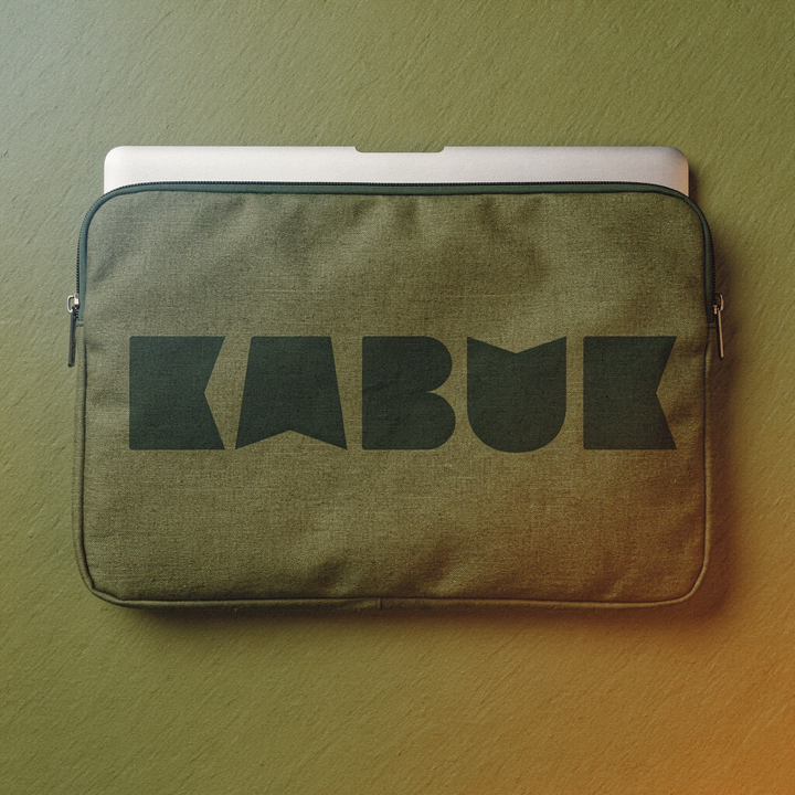 Üzerinde büyük logo bulunan haki kumaş laptop kılıfı